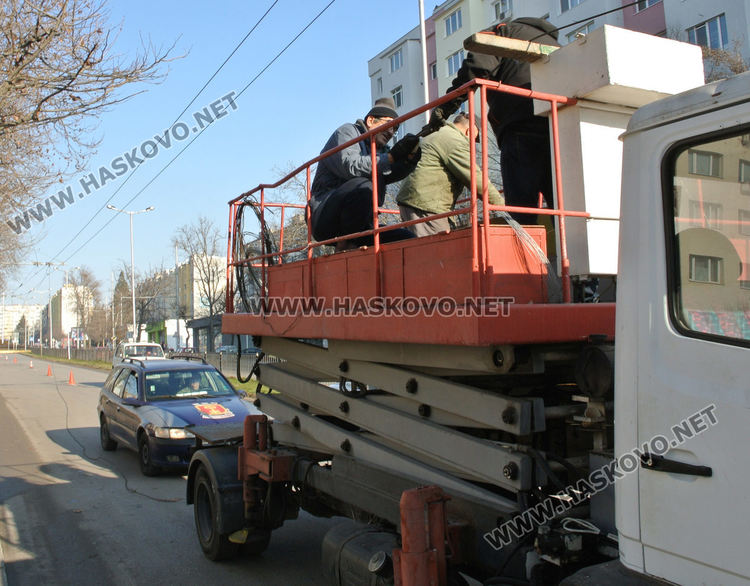 Автобус ще извозва пътниците по линията на тролей заради авария по жицата