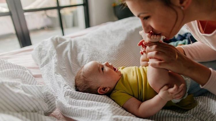 Бебето и възрастният синхронизират мозъците си, когато играят