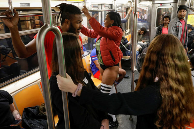Стотици се разходиха по гащи в метрото в Ню Йорк
