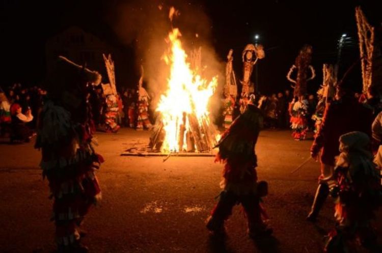 В Пернишко погнаха злото с огън и и тъпани, екипи на ВиК отстраняват тежка авария пак