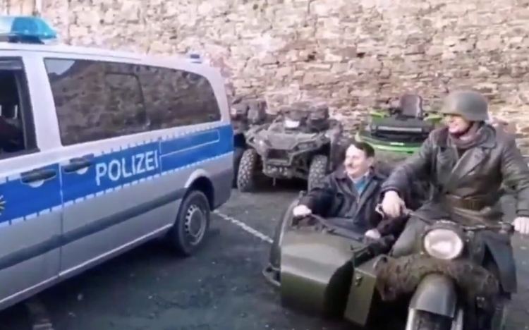Германската полиция издирва Адолф Хитлер на мотор с кош (видео)