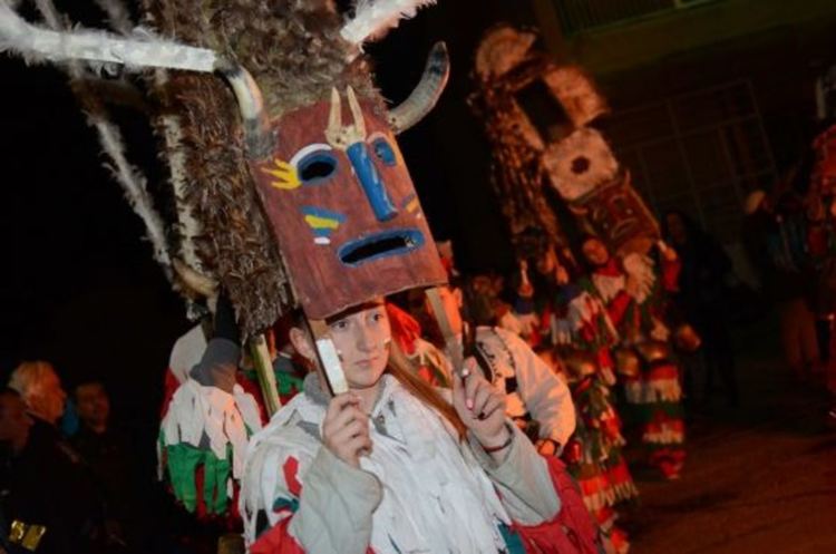 В Пернишко погнаха злото с огън и и тъпани, екипи на ВиК отстраняват тежка авария пак