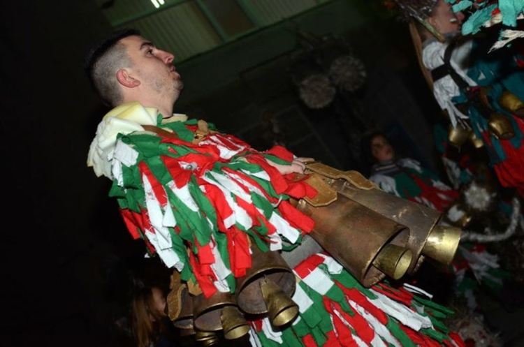 В Пернишко погнаха злото с огън и и тъпани, екипи на ВиК отстраняват тежка авария пак