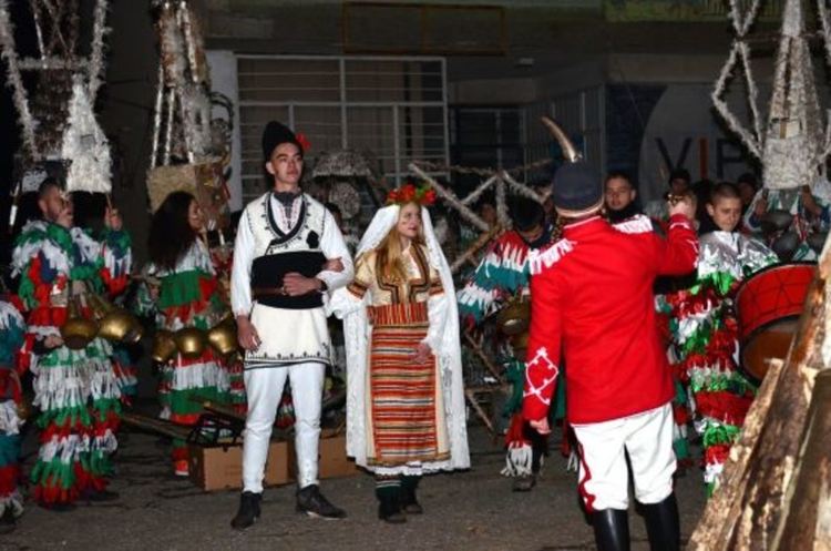 В Пернишко погнаха злото с огън и и тъпани, екипи на ВиК отстраняват тежка авария пак