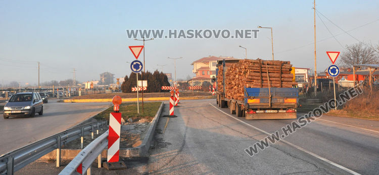 Започва ремонт на кръговото на изхода на Хасково, снижават го до "кота нула"