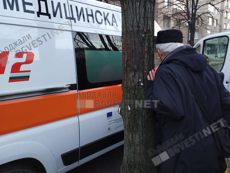 Кърджалиец загуби говор и равновесие в центъра,  младият Емрах съдейства на спешните медици да му окажат помощ 