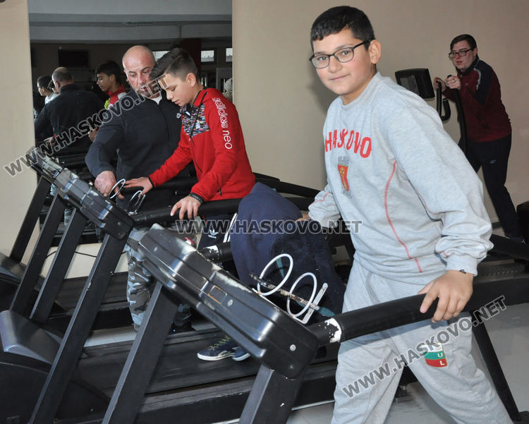 Ученици от общежитията борят заседналия начин на живот с тренировки във фитнеса