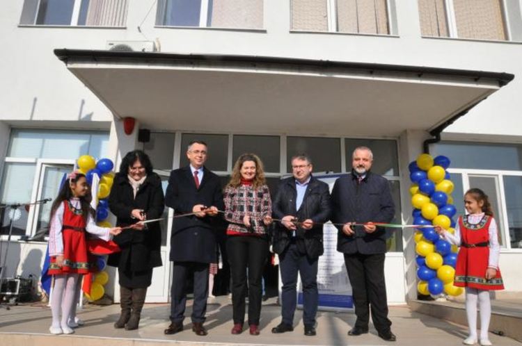 С много песни, танци и стихове, изпълнени от ученици, бе открито обновеното ОУ „П.К. Яворов”