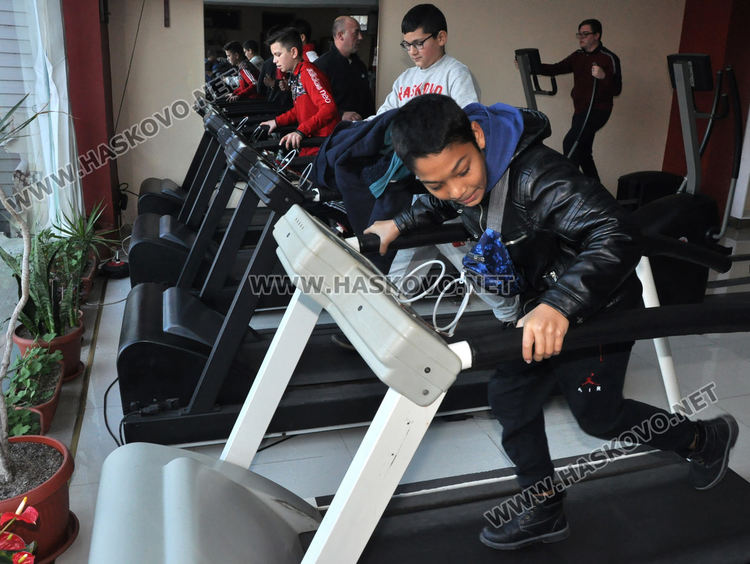 Ученици от общежитията борят заседналия начин на живот с тренировки във фитнеса