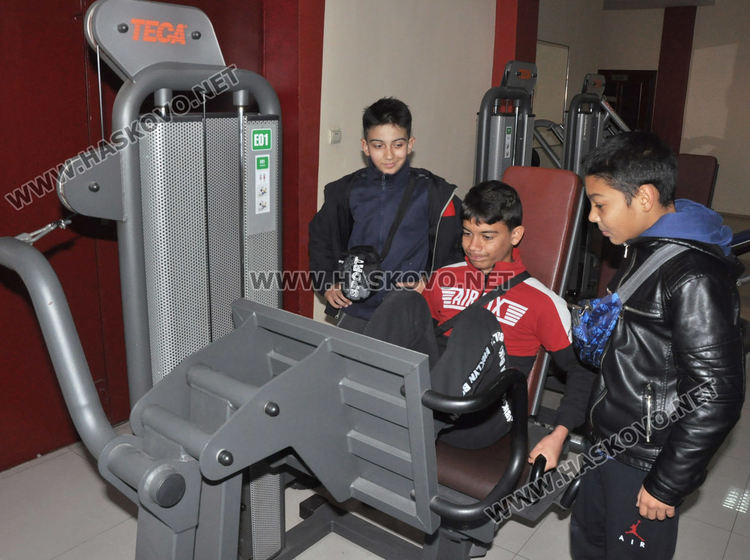 Ученици от общежитията борят заседналия начин на живот с тренировки във фитнеса
