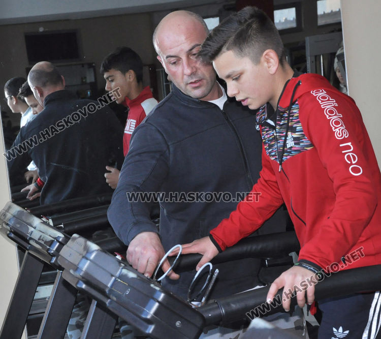 Ученици от общежитията борят заседналия начин на живот с тренировки във фитнеса