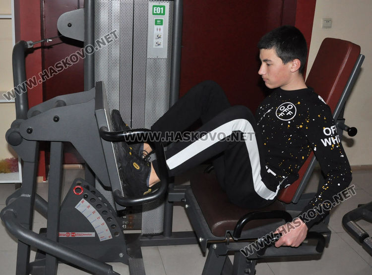 Ученици от общежитията борят заседналия начин на живот с тренировки във фитнеса