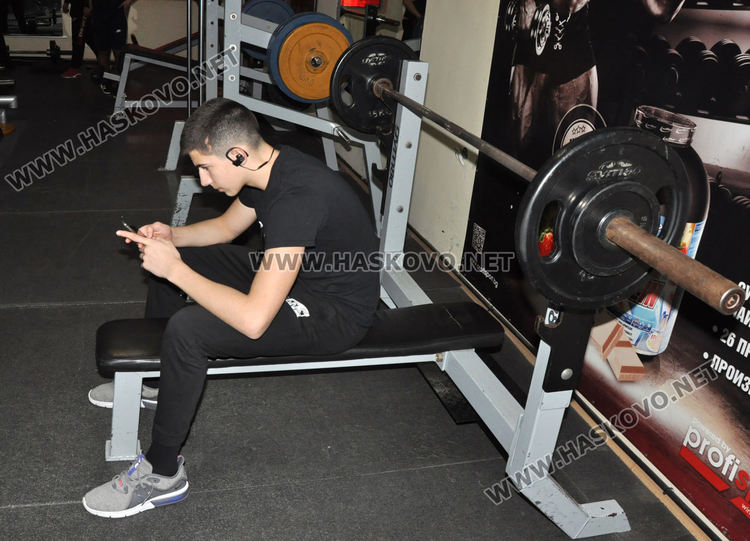 Ученици от общежитията борят заседналия начин на живот с тренировки във фитнеса