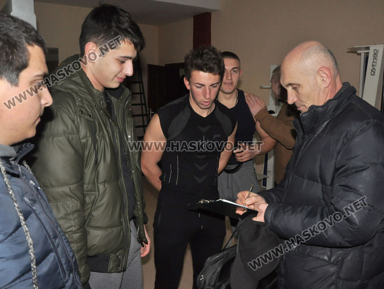 Ученици от общежитията борят заседналия начин на живот с тренировки във фитнеса