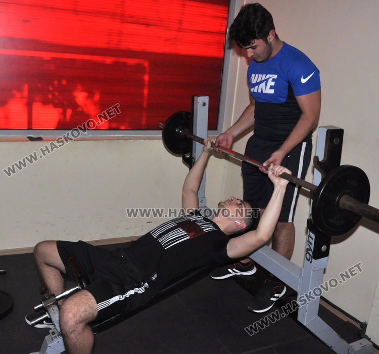 Ученици от общежитията борят заседналия начин на живот с тренировки във фитнеса