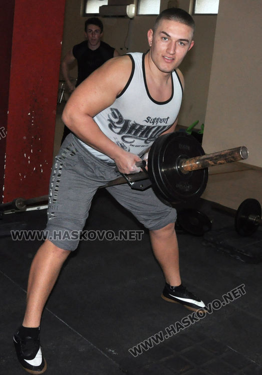 Ученици от общежитията борят заседналия начин на живот с тренировки във фитнеса