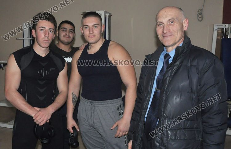 Ученици от общежитията борят заседналия начин на живот с тренировки във фитнеса