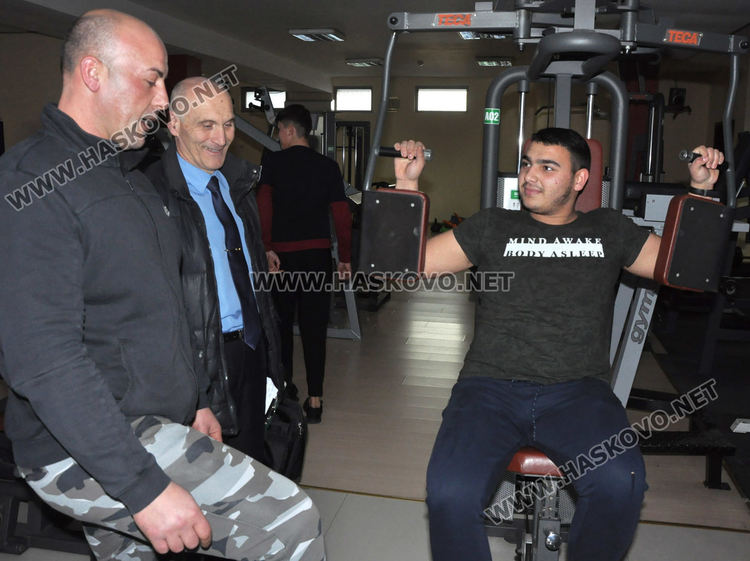 Ученици от общежитията борят заседналия начин на живот с тренировки във фитнеса