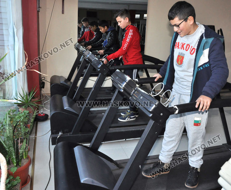 Ученици от общежитията борят заседналия начин на живот с тренировки във фитнеса