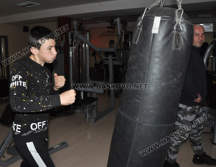 Ученици от общежитията борят заседналия начин на живот с тренировки във фитнеса