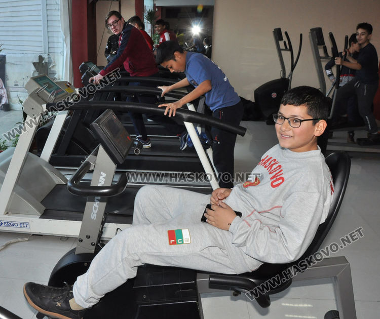 Ученици от общежитията борят заседналия начин на живот с тренировки във фитнеса