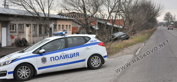 Мерцедес се заби в дърво, шофьорът в болница