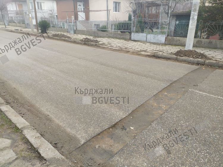 Таксиметровите  шофьори в Кърджали псуват газоразпределително дружество,  не си кърпи изкопите по улиците