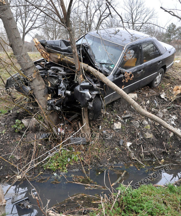 Мерцедес се заби в дърво, шофьорът в болница