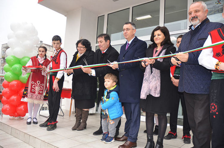 Прерязаха лентата и в училището за шампиони