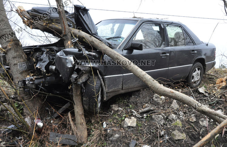 Мерцедес се заби в дърво, шофьорът в болница