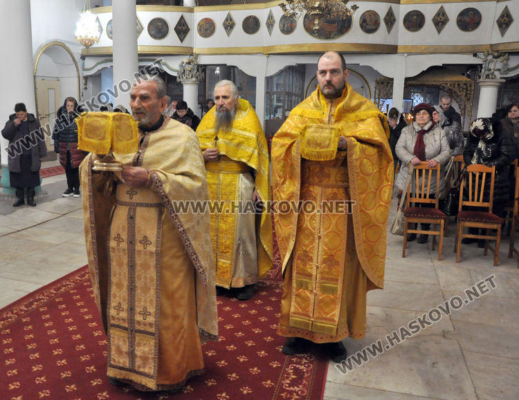 Миряни пожелаха на именика отец Антоний Енев да достигне възрастта на св. Антоний