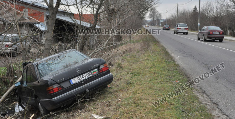 Мерцедес се заби в дърво, шофьорът в болница