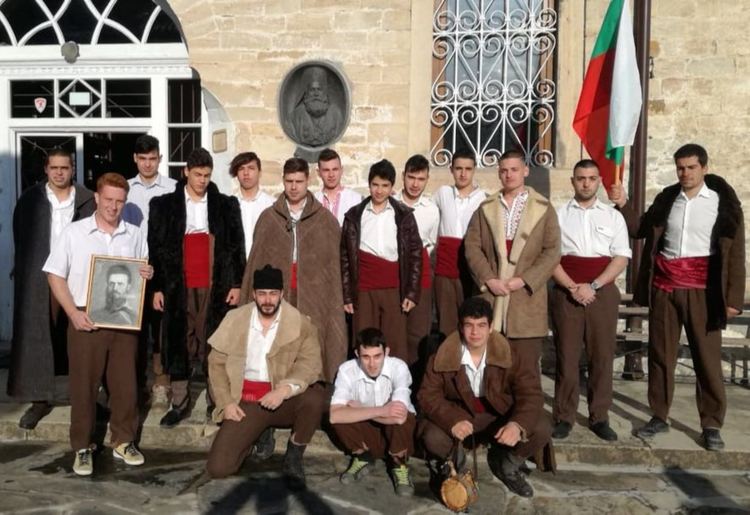 Младежи дариха средства за ремонт на църква в Смолян, парите са от ритуала на Богоявление