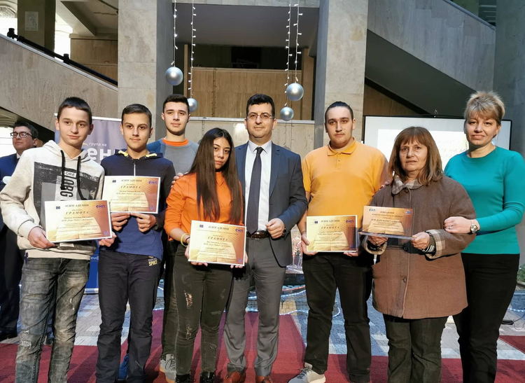 Вижте наградените ученици и училища в конкурса, посветен на родопските народни будители