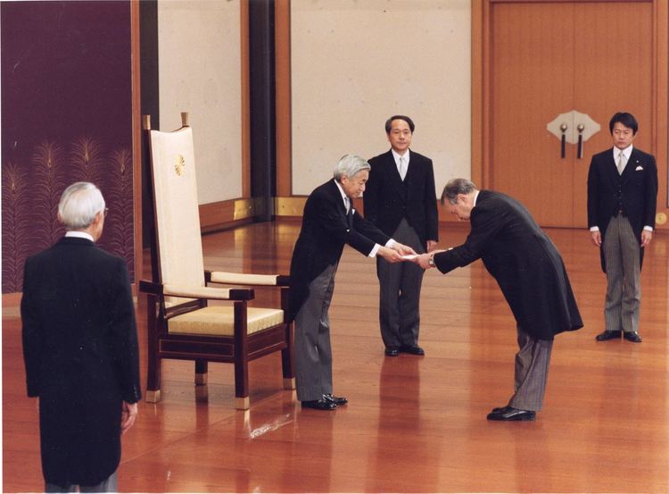 Връчване на акредитивните си писма на Японския император Акихито (2003)