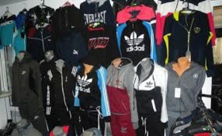 Поредната акция срещу търговец на дрехи ментета на световни марки, удариха сергия на Пазара