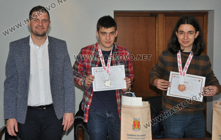 Медалистите Стоян Малинин /вторият вдясно/ и Любен Балтаджиев /третият отляво на дясно/ позират с отличиата си с кмета на Хасково Станислав Дечев