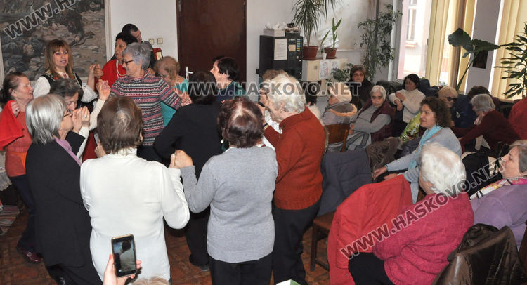 Тракийци отбелязаха Бабинден с възстановка на обичай, веселие и кулинарна изложба