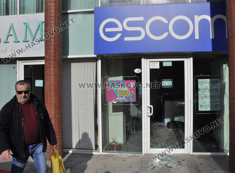 Изхвърчала автомобилна гума разби касата на Escom