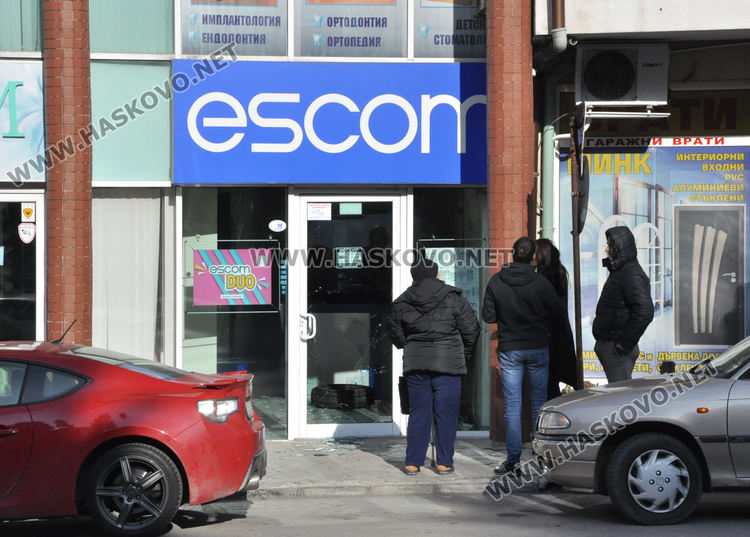 Изхвърчала автомобилна гума разби касата на Escom