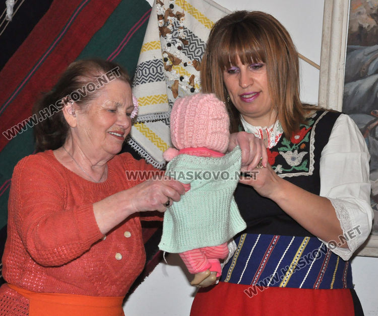 Тракийци отбелязаха Бабинден с възстановка на обичай, веселие и кулинарна изложба