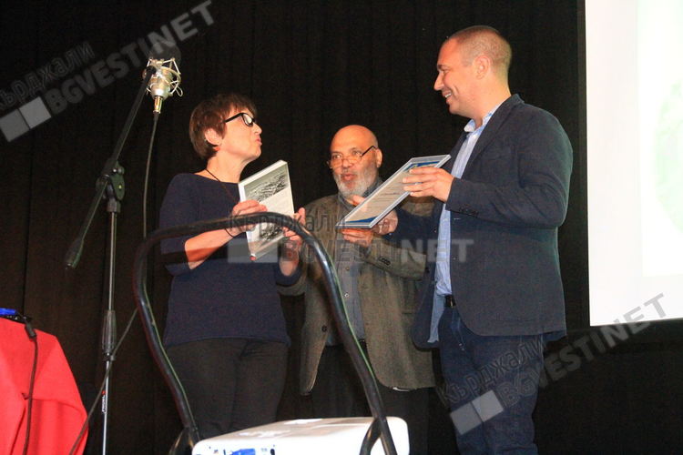 Ротари клуб Кърджали дари книги на училищните библиотеки в общината за обучение по краезнание