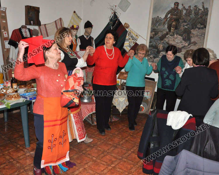 Тракийци отбелязаха Бабинден с възстановка на обичай, веселие и кулинарна изложба