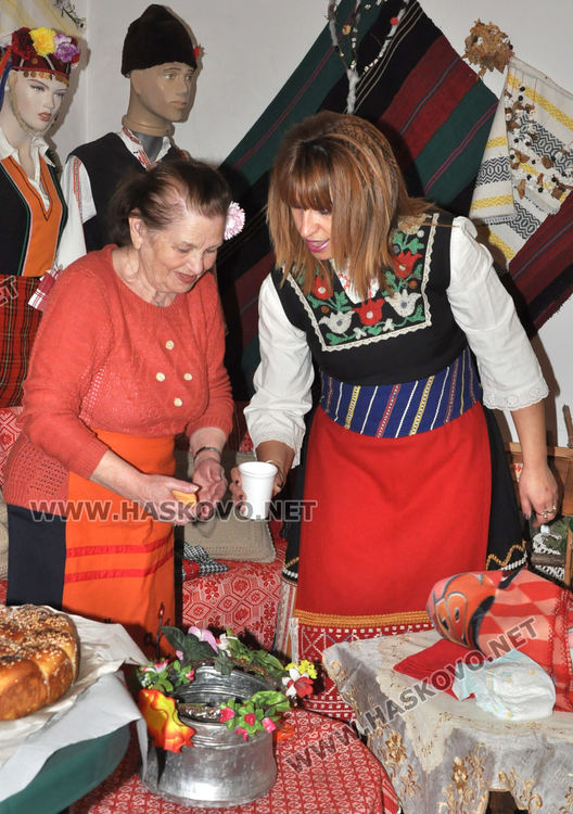 Тракийци отбелязаха Бабинден с възстановка на обичай, веселие и кулинарна изложба