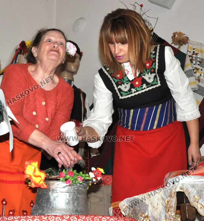 Тракийци отбелязаха Бабинден с възстановка на обичай, веселие и кулинарна изложба