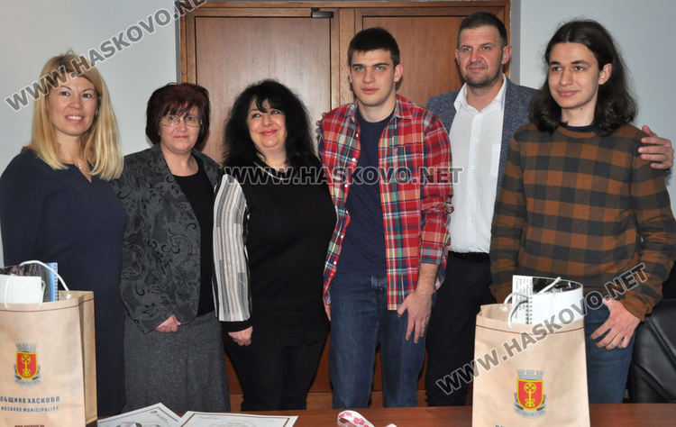  Медалистите от Жаутиковската олимпиада показаха отличията си в кметството на Хасково