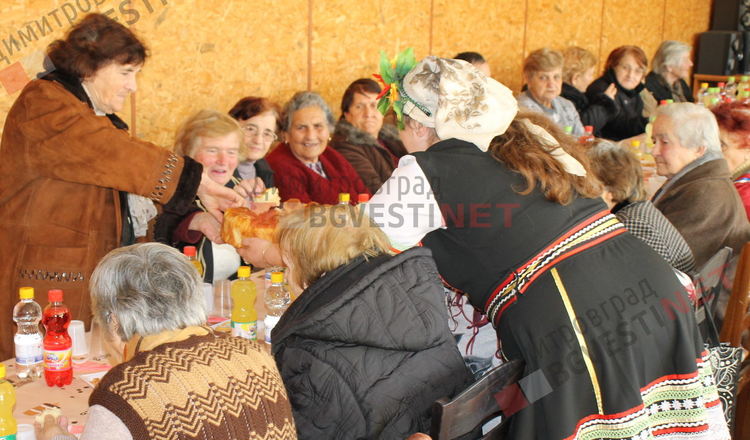 По стар стил отпразнуваха Бабинден в Ябълково - 7 новородени за последната година