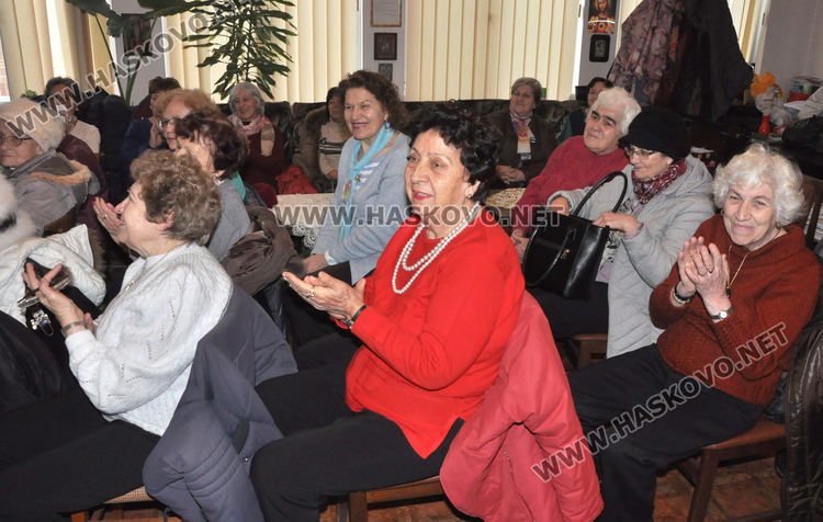 Тракийци отбелязаха Бабинден с възстановка на обичай, веселие и кулинарна изложба