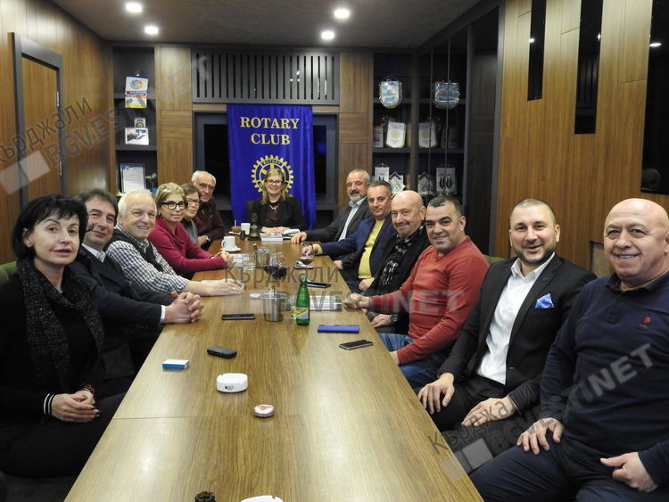 Ротари клуб Кърджали дари книги на училищните библиотеки в общината за обучение по краезнание