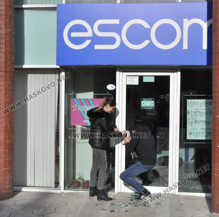 Изхвърчала автомобилна гума разби касата на Escom